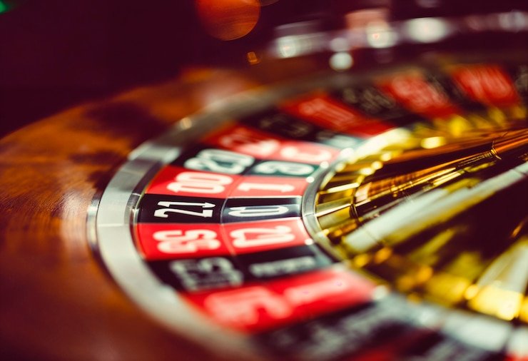 Layar aplikasi toto 4d menampilkan meja Dragon Tiger dengan dealer langsung